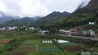 Petak sawah dan pemukiman terlihat jelas dari ketinggian. (20detik)
