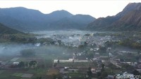 Saat pagi hari, kabut masih menyelimuti kawasan Sembalun. Ini terlihat jelas dari ketingian. (20detik)