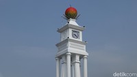 Sesuai namanya, tugu ini memiliki simbol mangga gedong gincu yang diletakkan pada bagian paling atas. Kemudian ada juga sebuah jam yang dipasang di dua sisinya. Tugu ini pun dianggap mirip Jam Gadang di Sumbar. (Bima Bagaskara/detikTravel)