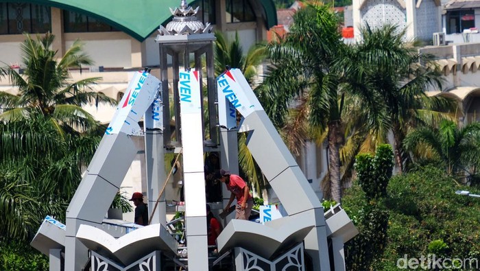 Tugu Pamulang Nyaris Rampung Bersalin Rupa, Ini Wujudnya Tugu Pamulang yang sempat disorot banyak pihak karena berbeda dengan desain awal hampir selesai direnovasi. Begini wujudnya sekarang.