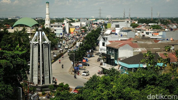 Tugu Pamulang yang sempat disorot banyak pihak karena berbeda dengan desain awal hampir selesai direnovasi. Begini wujudnya sekarang.