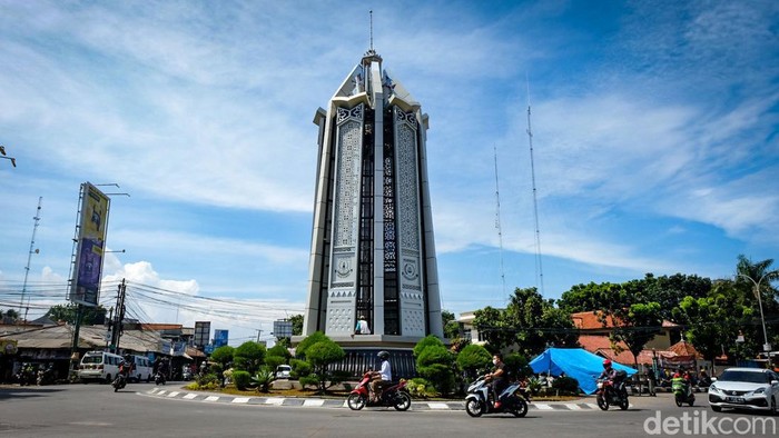 Tugu Pamulang Nyaris Rampung Bersalin Rupa, Ini Wujudnya Tugu Pamulang yang sempat disorot banyak pihak karena berbeda dengan desain awal hampir selesai direnovasi. Begini wujudnya sekarang.