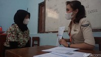 Kepala SD Negeri 1 Jombong, Wiyarti mengungkapkan, vaksinasi kepada anak usia 6-11 tahun ini akan membantu mempercepat program pembelajaran tatap muka. Selain itu juga agar proses belajar mengajar terlaksana aman, sehat dan menyenangkan. (dok. Super Air Jet)