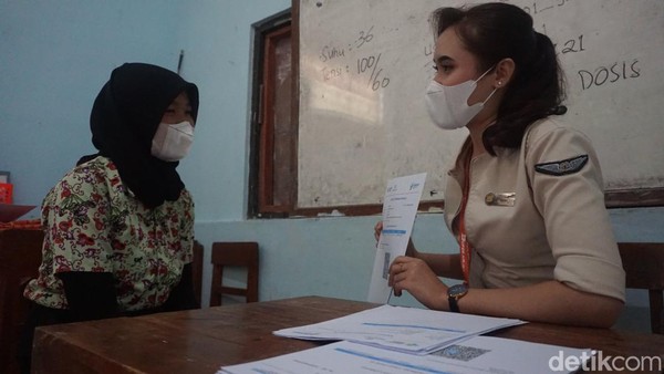Kepala SD Negeri 1 Jombong, Wiyarti mengungkapkan, vaksinasi kepada anak usia 6-11 tahun ini akan membantu mempercepat program pembelajaran tatap muka. Selain itu juga agar proses belajar mengajar terlaksana aman, sehat dan menyenangkan. (dok. Super Air Jet) Kepala SD Negeri 1 Jombong, Wiyarti mengungkapkan, vaksinasi kepada anak usia 6-11 tahun ini akan membantu mempercepat program pembelajaran tatap muka. Selain itu juga agar proses belajar mengajar terlaksana aman, sehat dan menyenangkan. (dok. Super Air Jet)