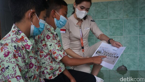 Super Air Jet bersama Rumah Sakit (RS) Indriati Boyolali dan Puskesmas Cepogo menjalankan vaksinasi pertama secara gratis khusus kategori anak-anak usia 6 – 11 tahun di Sekolah Dasar (SD) Negeri 1 Jombong, Pulerjo, Kecamatan Cepogo, Kabupaten Boyolali, Jawa Tengah. (dok. Super Air Jet)