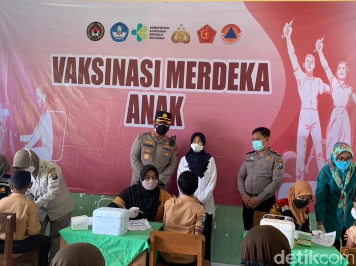 Vaksinasi anak usia 6-11 tahun terus digelar di Sidoarjo. Agar herd immunity bagi anak cepat terbentuk di tengah Pembelajaran Tatap Muka (PTM).