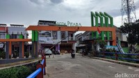 Warga mengatakan jalanan lokasi ibu-ibu terjatuh tersebut merupakan jalur alternatif. Kecelakaan pengendara sepeda motor tercebur ke kali disebut kerap terjadi (Nahda RU/detikcom)