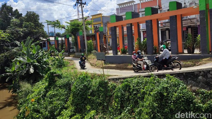Video seorang ibu-ibu merangkak naik dari tepi kali di Pitara, Depok, ramai beredar. Ibu-ibu itu terjatuh ke kali usai sepeda motornya yang ditumpanginya mengalami kecelakaan. (Nahda RU/detikcom)