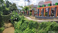 Pantauan detikcom, di tepi kali tersebut tak ada pembatas. Kondisi tepi kali tersebut terlihat landai dan dipenuhi tanaman merambat. (Nahda RU/detikcom)