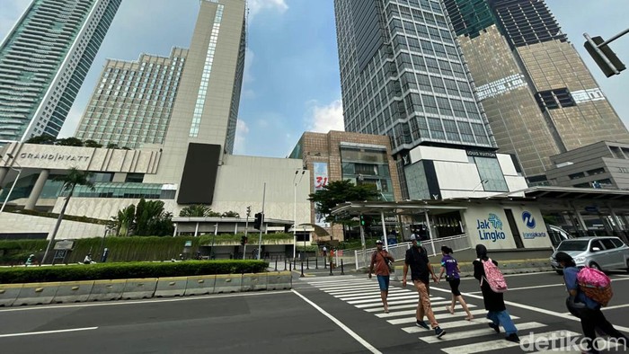 Situasi Covid-19 di Jakarta disebut memburuk pasca masuknya virus Corona varian Omicron yang diyakini lebih cepat menular dari varian sebelumnya, Jumat, (7/1/2022).