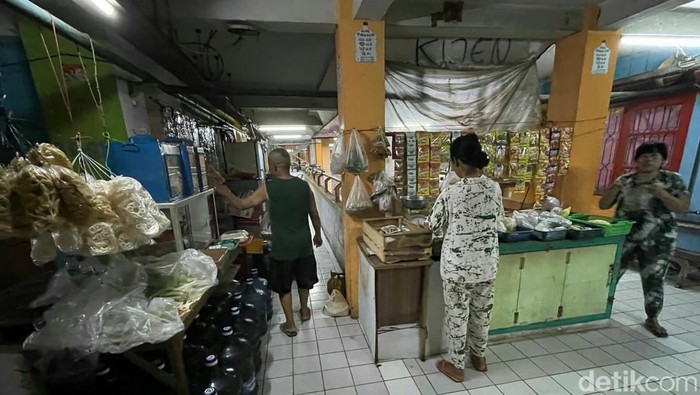 Situasi Covid-19 di Jakarta disebut memburuk pasca masuknya virus Corona varian Omicron yang diyakini lebih cepat menular dari varian sebelumnya, Jumat, (7/1/2022).