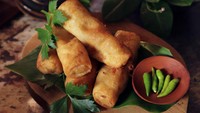 Tak melulu manis, jajanan pasar juga ada yang gurih. Salah satu yang favorit adalah sosis solo. Teksturnya empuk dengan isian daging cincang. Supaya rasa isian sosis solo lebih mantap, kamu bisa menambahkan rempah lengkap. Resepnya ada di sini. Foto: iStock