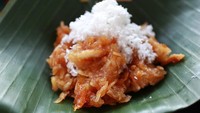 Selain getuk, singkong juga bisa dibuat jadi jajanan pasar, sawut singkong. Singkong dibuat dengan gula aren dan gula pasir sebagai bahan utamanya. Selanjutnya ditaburi parutan kelapa. Ini dia resep sawut singkong. Foto: iStock