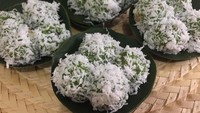 Menyebut jajanan pasar kurang lengkap tanpa klepon yang bakal meletus saat digigit ini. Klepon dibuat dari tepung ketan dengan isian gula merah dan balutan kelapa. Perlu komposisi yang pas untuk membuat resep klepon berhasil. Intip di sini. Foto: detikfood 