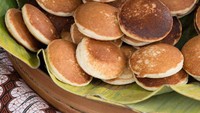 Penggemar apem jawa bisa membuat jajanan pasar favoritnya sendiri. Bahan utamanya ada tepung beras, tepung terigu, dan tape singkong masak. Lihat cara membuatnya di resep ini. Foto: iStock 