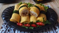 Rasanya gurih, inilah jajanan pasar bernama semar mendem. Berupa ketan yang diisi adonan ayam berbumbu dan dibalut dadar. Lihat bahan dan cara membuat semar mendem di resep ini. Foto: Rita Murni 
