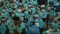 Pemerintah kembali membuka keberangkatan jamaah umrah asal Indonesia setelah sebelumnya di tutup karena pandemi COVID-19. Keberangkatan perdana ini diikuti oleh 419 jamaah dari berbagai daerah.