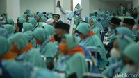 Sebelumnya acara pelepasan jamaah umrah ini diagendakan akan dilepas oleh Menteri Agama Yaqut Cholil Qoumas yang diwakili oleh Dirjen Penyelenggaraan Haji dan Umroh Kemenag, Hilman Latief. Ia berpesan agar para jemaah senantiasa menerapkan kedisiplinan dalam hal protokol kesehatan yang berlaku.