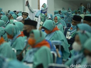 Kemenkes Sebut 87 Jemaah Umroh RI Positif COVID-19, 10 Probable Omicron