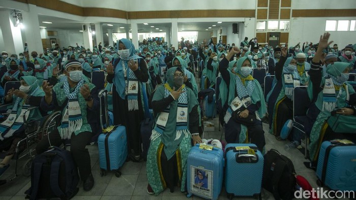 Pemerintah kembali membuka keberangkatan jamaah umrah asal Indonesia meski Omicron mewabah.