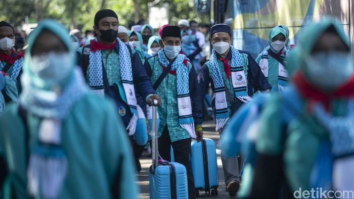 Pemerintah kembali membuka keberangkatan jamaah umrah asal Indonesia meski Omicron mewabah.
