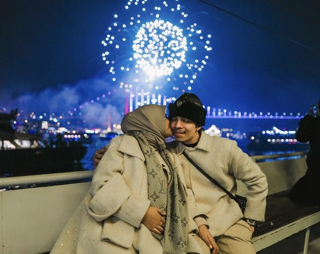 Aurel Hermansyah dan Atta Halilintar menghabiskan tahun baru pertama sebagai pasangan suami istri di Turki. Mereka menikmati pemandangan kembang api dari kapal pesiar bersama keluarga besar. Foto: dok. Instagram @aurelie.hermansyah