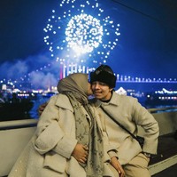 Aurel Hermansyah dan Atta Halilintar menghabiskan tahun baru pertama sebagai pasangan suami istri di Turki. Mereka menikmati pemandangan kembang api dari kapal pesiar bersama keluarga besar. Foto: dok. Instagram @aurelie.hermansyah