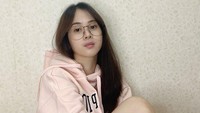 Seperti foto ini, saat Aurel Valen sedang asyik mencoba berbagai jaket hoodie di rumahnya.  Foto: @aurelvalen/ Instagram