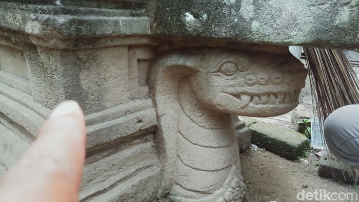 Batu Yoni berornamen kepala naga di pekarangan warga Ngawen, Klaten, Sabtu (8/1/2022).