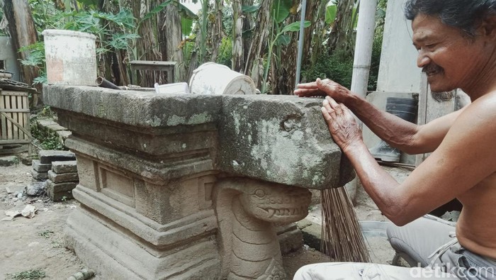 Batu Yoni berornamen kepala naga di pekarangan warga Ngawen, Klaten, Sabtu (8/1/2022).