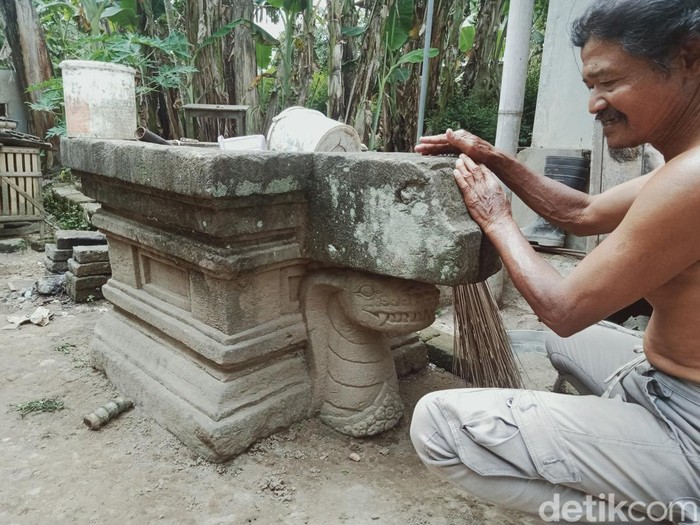 Batu Yoni berornamen kepala naga di pekarangan warga Ngawen, Klaten, Sabtu (8/1/2022).