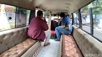 Sejumlah angkot jurusan ini memiliki interior seperti mobil mewah. 
