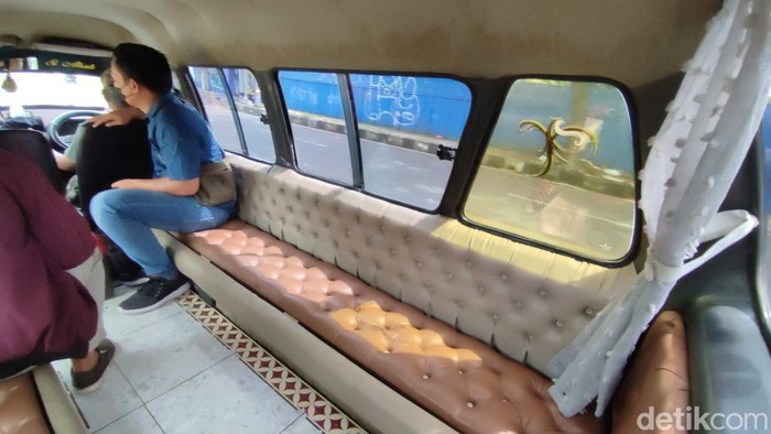 Di Kabupaten Ciamis, Jawa Barat, ada angkot yang memiliki interior mewah memiliki lantai keramik dan joknya menggunakan sofa.