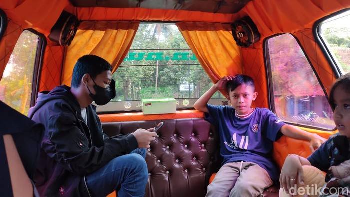 Di Kabupaten Ciamis, Jawa Barat, ada angkot yang memiliki interior mewah memiliki lantai keramik dan joknya menggunakan sofa.