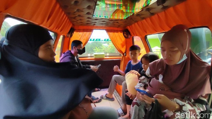 Di Kabupaten Ciamis, Jawa Barat, ada angkot yang memiliki interior mewah memiliki lantai keramik dan joknya menggunakan sofa.