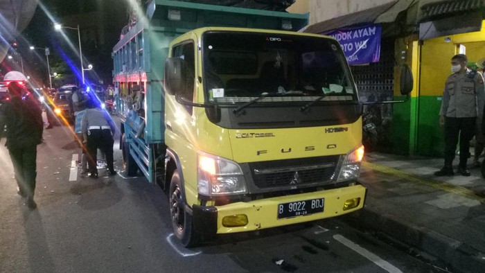 Bule tewas tabrak truk parkir di Jl Prof Dr Satrio, Jaksel