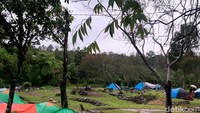 Lokasi camping ground ini persis di kaki gunung dan pintu masuk pendakian, yakni di samping Kantor Balai Besar Taman Nasional Gunung Gede Pangrango, atau tak jauh dari pintu keluar Kebun Raya Cibodas.
