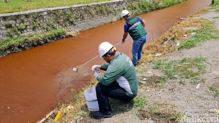 DLH Mojokerto ambil sampel dari Sungai Ledeng yang berwarna merah darah