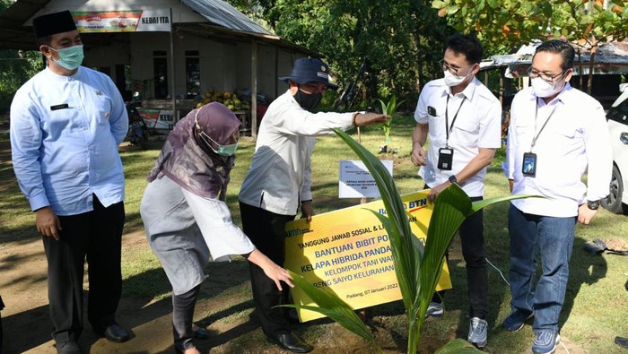 Dorong Penanaman Bibit Kelapa Hibrida Penanaman pohon dilakukan guna mendorong dan membantu peningkatan ekonomi sosial di lingkungan masyarakat, untuk pembangunan ekonomi berkelanjutan di berbagai daerah di Indonesia.