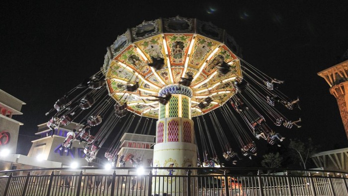 Pengunjung bermain wahana Hysteria saat mengunjungi Dufan Night di Taman Impian Jaya Ancol, Jakarta, Jumat (7/1/2022). Dufan Night yang diselenggarakan untuk memeriahkan awal tahun 2022 tersebut berlangsung dari 7-8 Januari 2022 dengan mengangkat tema 