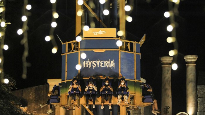 DUFAN NIGHT Pengunjung bermain wahana Hysteria saat mengunjungi Dufan Night di Taman Impian Jaya Ancol, Jakarta, Jumat (7/1/2022). Dufan Night yang diselenggarakan untuk memeriahkan awal tahun 2022 tersebut berlangsung dari 7-8 Januari 2022 dengan mengangkat tema