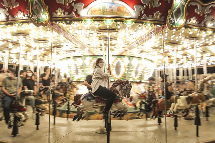 Pengunjung bermain wahana Hysteria saat mengunjungi Dufan Night di Taman Impian Jaya Ancol, Jakarta, Jumat (7/1/2022). Dufan Night yang diselenggarakan untuk memeriahkan awal tahun 2022 tersebut berlangsung dari 7-8 Januari 2022 dengan mengangkat tema 