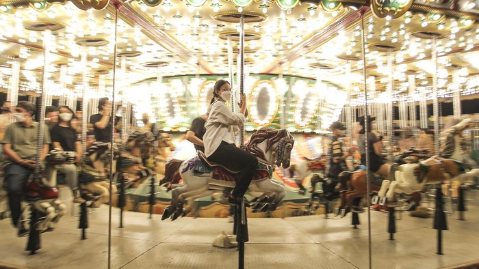 DUFAN NIGHT Pengunjung bermain wahana Hysteria saat mengunjungi Dufan Night di Taman Impian Jaya Ancol, Jakarta, Jumat (7/1/2022). Dufan Night yang diselenggarakan untuk memeriahkan awal tahun 2022 tersebut berlangsung dari 7-8 Januari 2022 dengan mengangkat tema