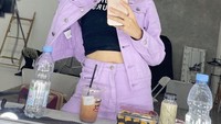 Selain makan mie Korea, Natya juga senang minum kopi. Menikmati kopi susu menjadi favorit Natya disela-sela waktu syutingnya. Foto: Instagram/natyashina
