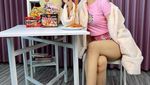 Potret Natya Shina Saat Makan Mie Korea dan Minum Kopi