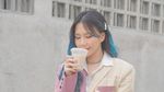 Potret Natya Shina Saat Makan Mie Korea dan Minum Kopi