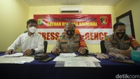 Kapolres Metro Kota Bekasi Kombes Hengki, Wakapolres Kota Bekasi AKBP Rama Samtama Putra, Kasatreskrim Polres Bekasi Kompol Alexander Yurikho saat menggelar konferensi pers. Hingga saat ini para korban tak kunjung dipekerjakan menjadi tenaga kerja kontrak di Lingkungan Kantor Walikota Bekasi.