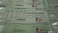 Polisi menunjukkan kwitansi pembayaran sebagai barang bukti dengan berbagai nominal mulai dari 15 hingga 35 juta rupiah.
