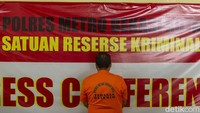 Dalam aksinya tersangka melakukan modus dengan menjanjikan para korban dari mulut ke mulut.