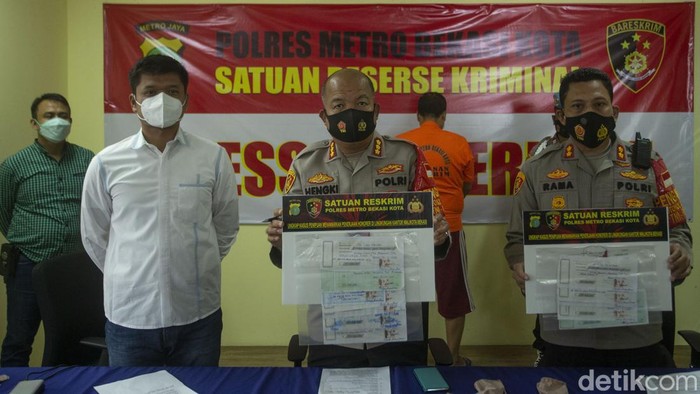 Ini Tersangka yang Pasang Tarif Rp 35 Juta untuk jadi Pegawai di Walkot Bekasi Polres Metro Bekasi menggelar press conference terkait tindak pidana penipuan dengan modus bekerja di Kantor Walikota Bekasi.